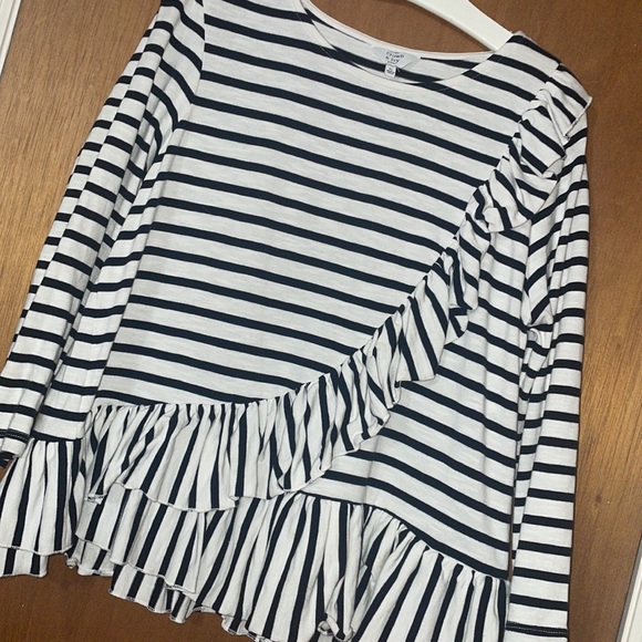 •CROWN & IVY•WHITE & BLACK STRIPED  RUFFLE LONG SLLEVE SCOOPNECK TOP SIZE PL - Picture 5 of 7